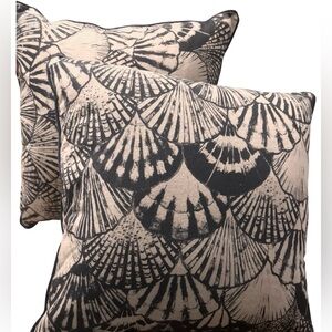Decorative Shell Pattern Throw Pillow Pair in Beige and Black